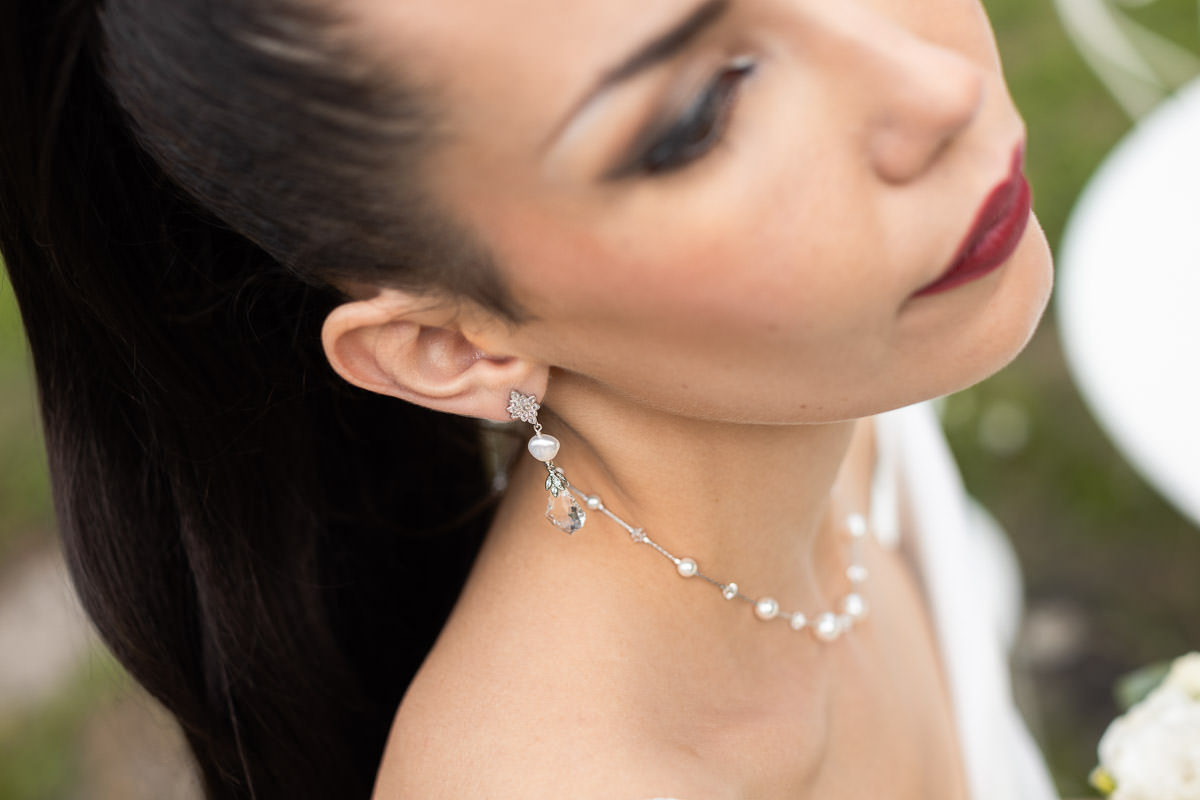 mariée visage avec ses bijoux de mariage glamour